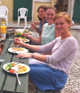 helen_hannah2 uk students volunteering