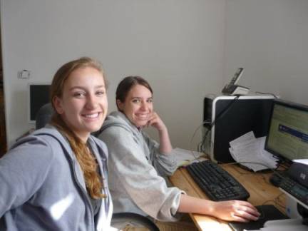 Volunteer office workers in France